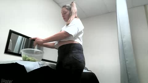 Snapshot of clairebearx3 chatting on November 8, 2025, 5:45 pm clairebearx3 online show from November 8, 2025, 5:45 pm