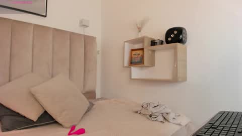 clhoe_johnson_ online show from September 27, 2025, 11:59 am