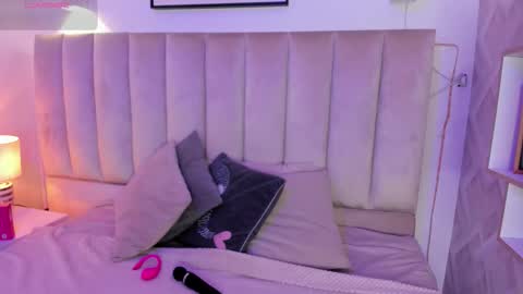 clhoe_johnson_ online show from October 27, 2025, 11:58 am