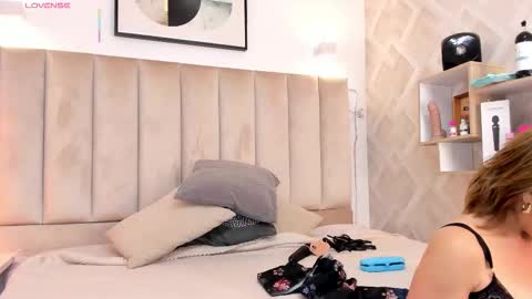 clhoe_johnson_ online show from November 25, 2025, 12:05 pm