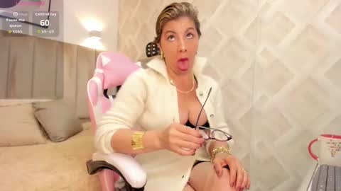 clhoe_johnson_ online show from January 13, 2026, 1:49 pm