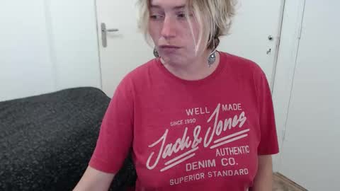 Syl  online show from October 30, 2025, 8:27 am