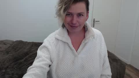 Syl  online show from January 12, 2026, 10:15 pm