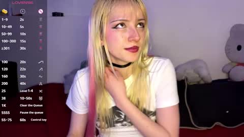 Snapshot of cloe_five chatting on October 22, 2025, 11:04 pm CLOE online show from October 22, 2025, 11:04 pm