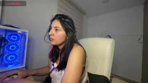 cloe small online show from April 21, 2026, 4:52 am