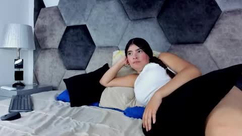 Cloe and Roman online show from November 12, 2025, 1:22 pm