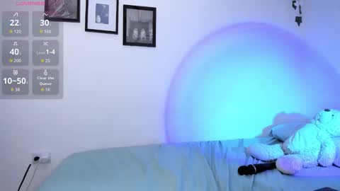 clohe_j online show from November 19, 2025, 4:34 am