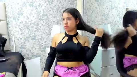 Snapshot of clohebell chatting on December 22, 2025, 3:47 am Clohe the wonder online show from December 22, 2025, 3:47 am