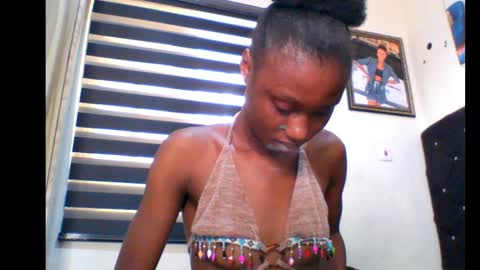 Snapshot of coco_petitqueen chatting on January 29, 2025, 9:44 am coco_petitqueen online show from January 29, 2025, 9:44 am