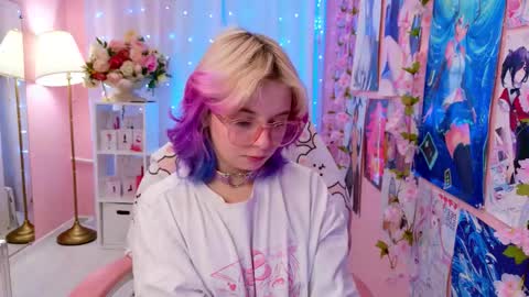 Mia online show from November 19, 2025, 4:29 pm