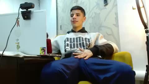 Snapshot of colombianproduction chatting on October 28, 2025, 4:49 am Jhon online show from October 28, 2025, 4:49 am