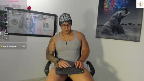 Snapshot of coltonmassif_ chatting on November 11, 2025, 12:43 am coltonmassif_ online show from November 11, 2025, 12:43 am