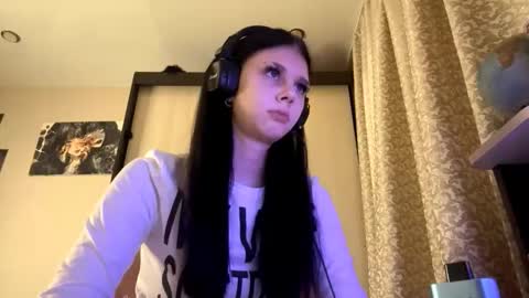 Isabella online show from November 10, 2025, 6:07 pm