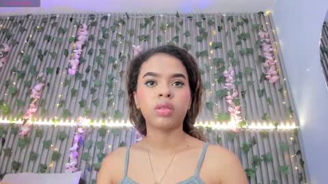 coralineross_ online show from November 6, 2025, 10:49 am
