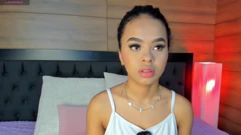 coralineross_ online show from December 19, 2025, 10:55 am