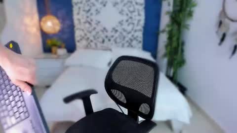 Snapshot of coralquinn chatting on October 21, 2025, 12:06 pm online show from October 21, 2025, 12:06 pm