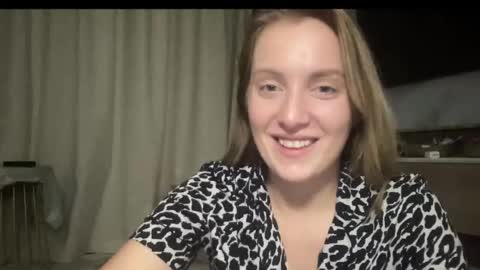 cosmo_blondiee online show from October 2, 2025, 5:42 pm