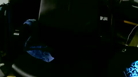 Snapshot of coyote017 chatting on October 18, 2025, 6:19 pm coyote017 online show from October 18, 2025, 6:19 pm