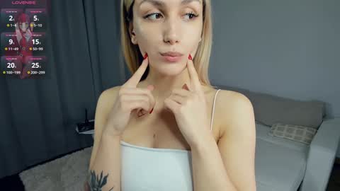 Snapshot of crazy_selfi chatting on January 28, 2025, 2:00 am Emma online show from January 28, 2025, 2:00 am