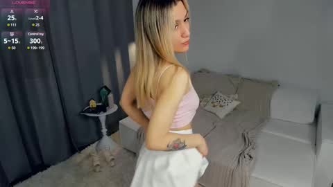 Snapshot of crazy_selfi chatting on February 22, 2025, 2:50 am Emma online show from February 22, 2025, 2:50 am