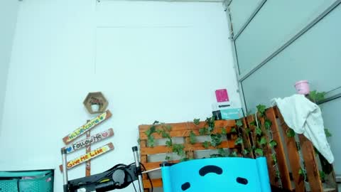 cris_dulce online show from April 11, 2026, 6:23 pm