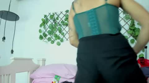 cris_dulce online show from April 18, 2026, 8:31 pm