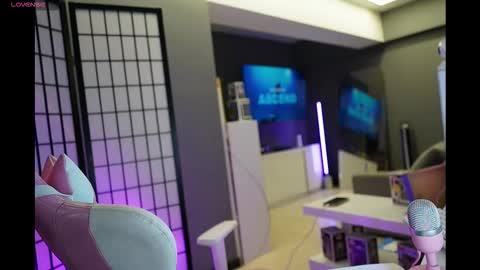 Laura online show from November 22, 2025, 4:11 am