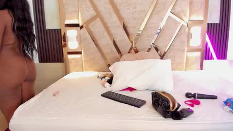 cristin  online show from October 22, 2025, 7:13 pm