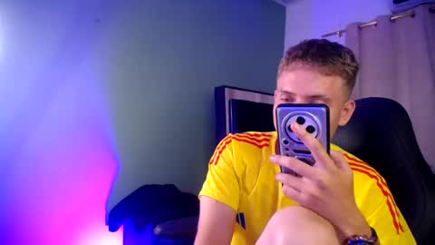 cristopher_2004 online show from June 19, 2026, 2:16 am