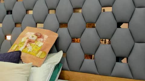 crystal_sm online show from December 4, 2025, 3:05 am