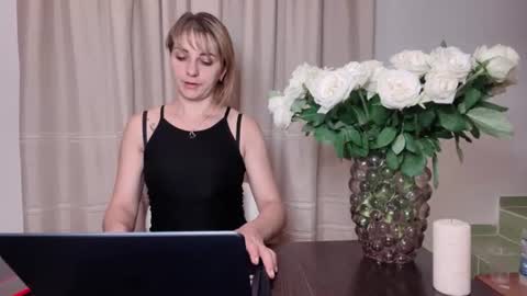 Snapshot of crystalfever_ chatting on August 6, 2026, 8:44 pm Mary online show from August 6, 2026, 8:44 pm