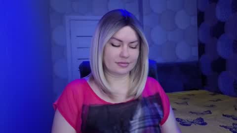 CrystalllEyes online show from October 19, 2025, 2:12 am