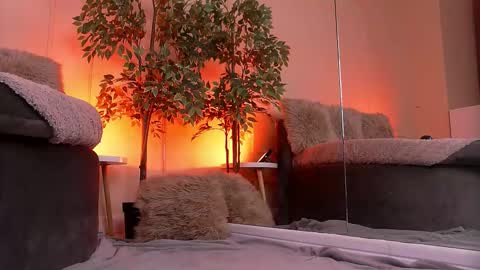 crystallred online show from November 13, 2025, 5:50 am