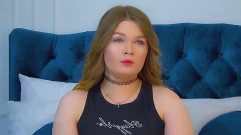 Crystal online show from October 13, 2025, 6:08 pm