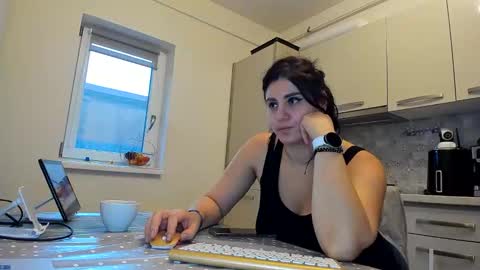 maria  alex online show from November 18, 2025, 1:37 pm
