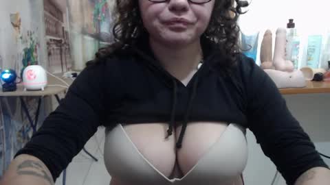 Vannesa online show from April 12, 2026, 7:52 pm