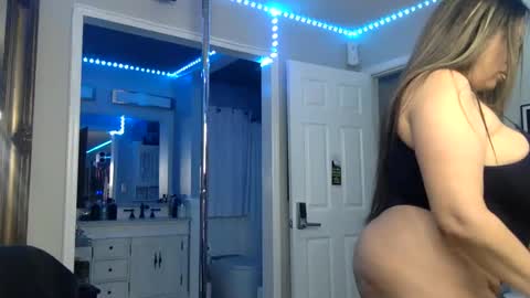 Snapshot of curvyfunlover chatting on November 11, 2025, 1:05 am curvyfunlover online show from November 11, 2025, 1:05 am