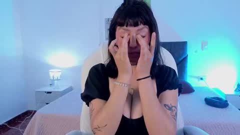 Sofa  online show from March 18, 2026, 12:08 pm