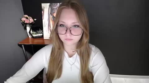 Snapshot of cute_minx chatting on October 6, 2025, 6:33 am Veronica online show from October 6, 2025, 6:33 am