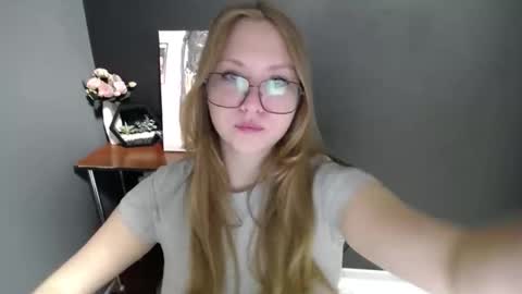 Snapshot of cute_minx chatting on October 8, 2025, 6:33 am Veronica online show from October 8, 2025, 6:33 am