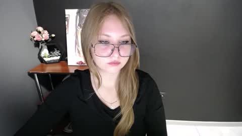 Snapshot of cute_minx chatting on October 10, 2025, 7:07 am Veronica online show from October 10, 2025, 7:07 am