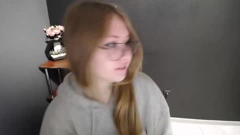 Snapshot of cute_minx chatting on November 10, 2025, 7:18 am Veronica online show from November 10, 2025, 7:18 am