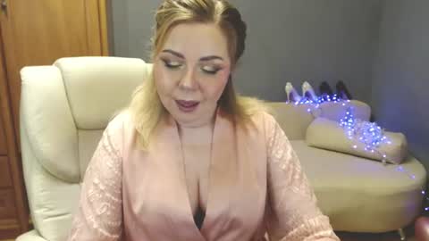 cute_phoenix online show from June 18, 2026, 7:07 pm