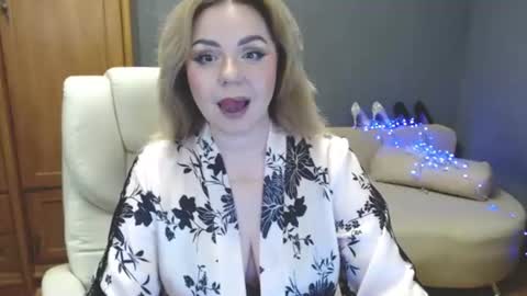 cute_phoenix online show from June 19, 2026, 7:17 pm