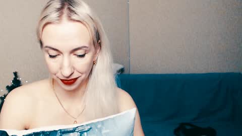 cute_smile_shy online show from January 8, 2025, 4:23 am