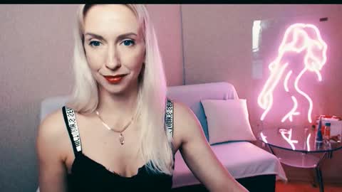 cute_smile_shy online show from November 4, 2025, 8:41 pm