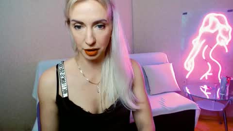 cute_smile_shy online show from November 8, 2025, 8:51 pm