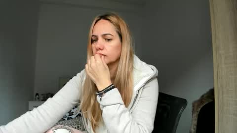 Snapshot of cutehana chatting on October 2, 2025, 6:53 am MADY online show from October 2, 2025, 6:53 am