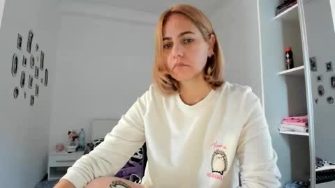 Snapshot of cutehana chatting on November 2, 2025, 5:21 am MADY online show from November 2, 2025, 5:21 am