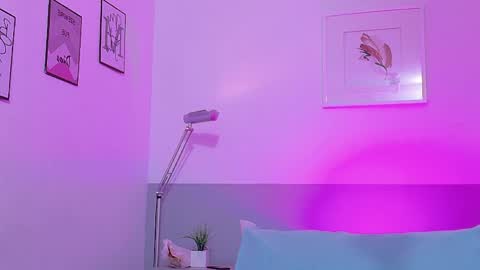 cutepetitee online show from May 19, 2026, 7:20 pm